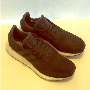 Adidas athletic shoes Sz 7
